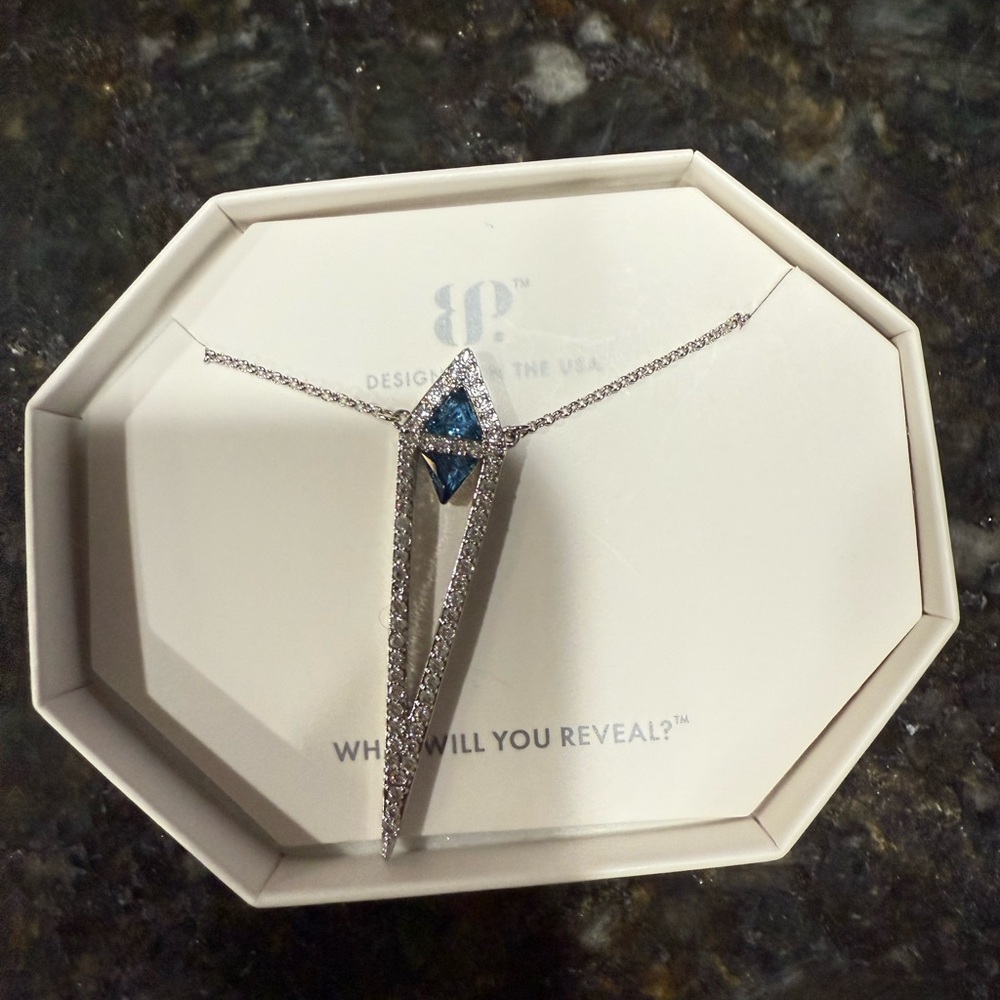Bomb Party December-Elegant Silver and Blue Pendant Necklace